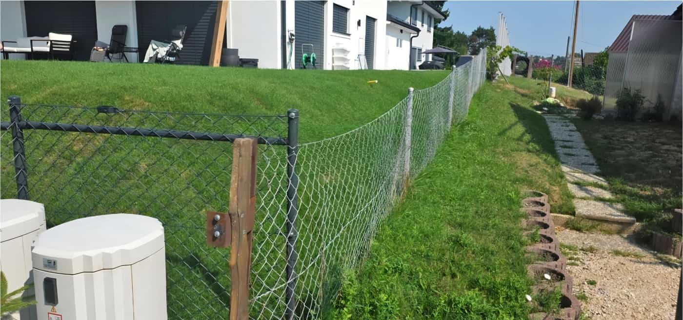 Grillage en limite de propriété, avant intervention