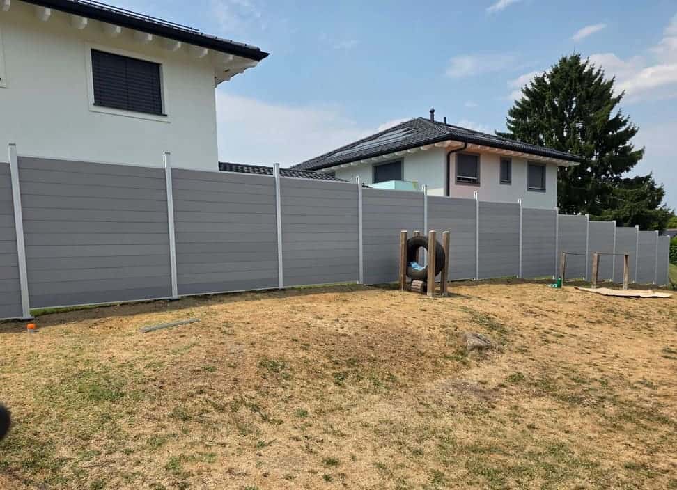 Pose d'une palissade brise-vue en lames composites autour d'un jardin à Morges