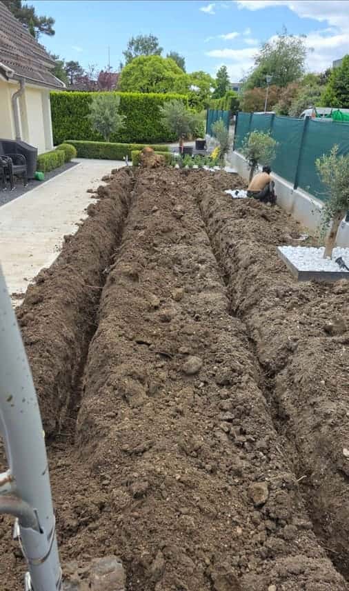 Tranchées ouvertes pour le drainage d'un jardin vaudois