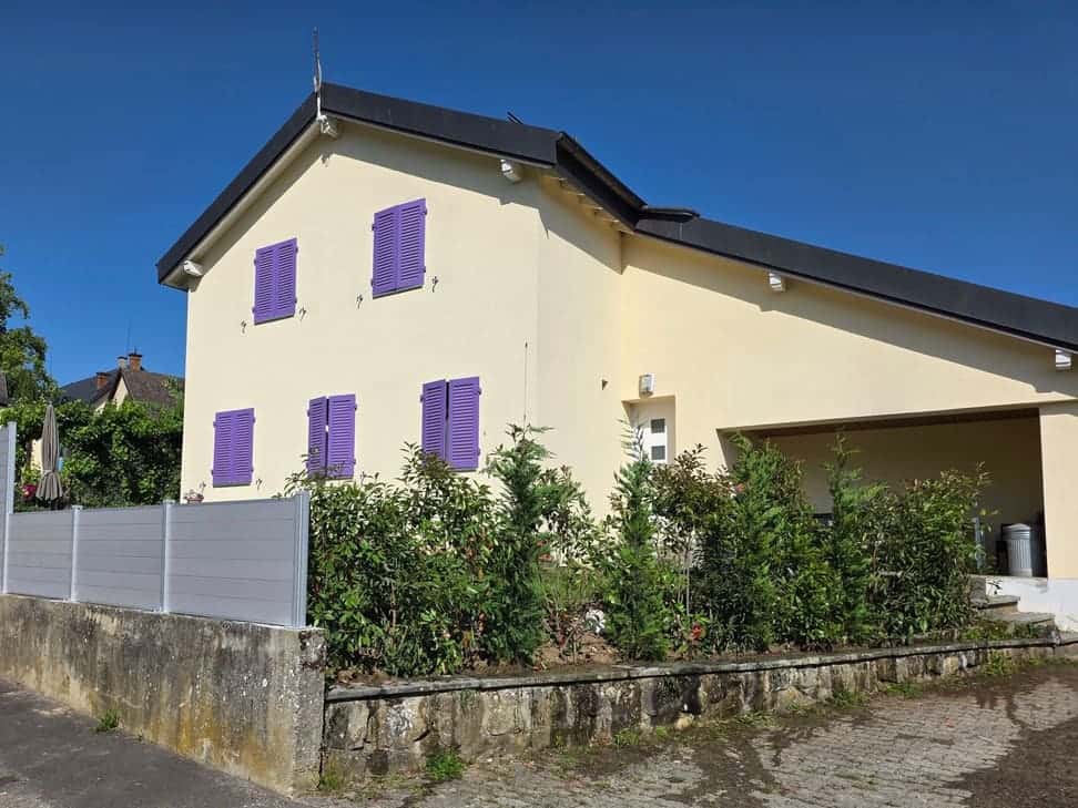 Paysagiste à Gland, palissade blanche et mur de soutènement devant une villa du district de morges